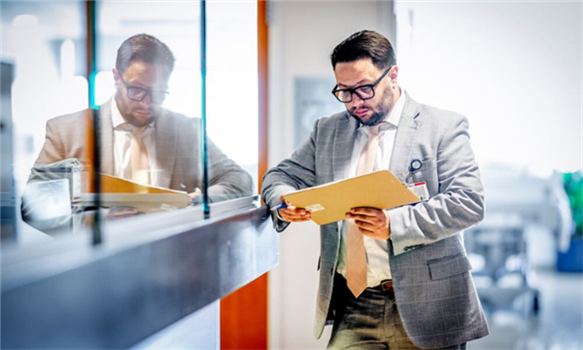 Javier Alvarado es costarricense y desempeña un cargo gerencial en el hospital Cleveland Clinic en los Estados Unidos.