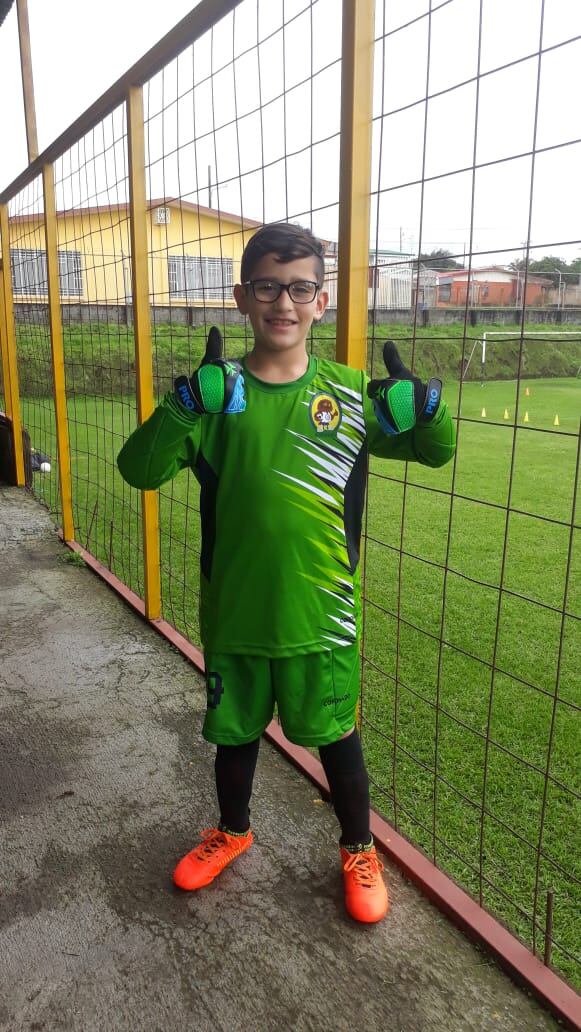 Jared Salazar agarró papel y lápiz y dibujó su propio álbum. Cortesía.