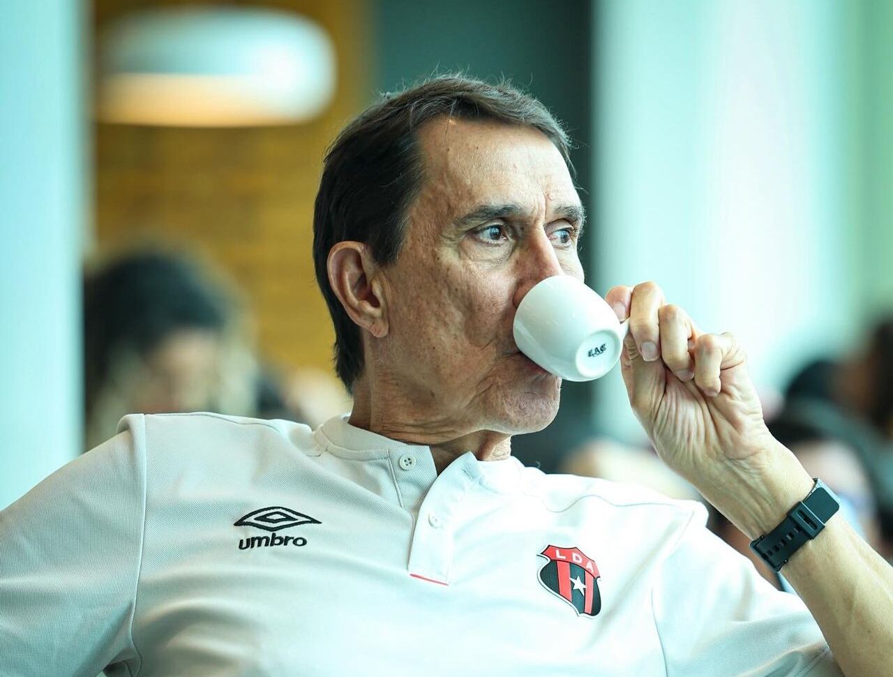 Alexandre Guimaraes se tomó un café mientras esperaba el vuelo a Ciudad de Guatemala con Liga Deportiva Alajuelense.