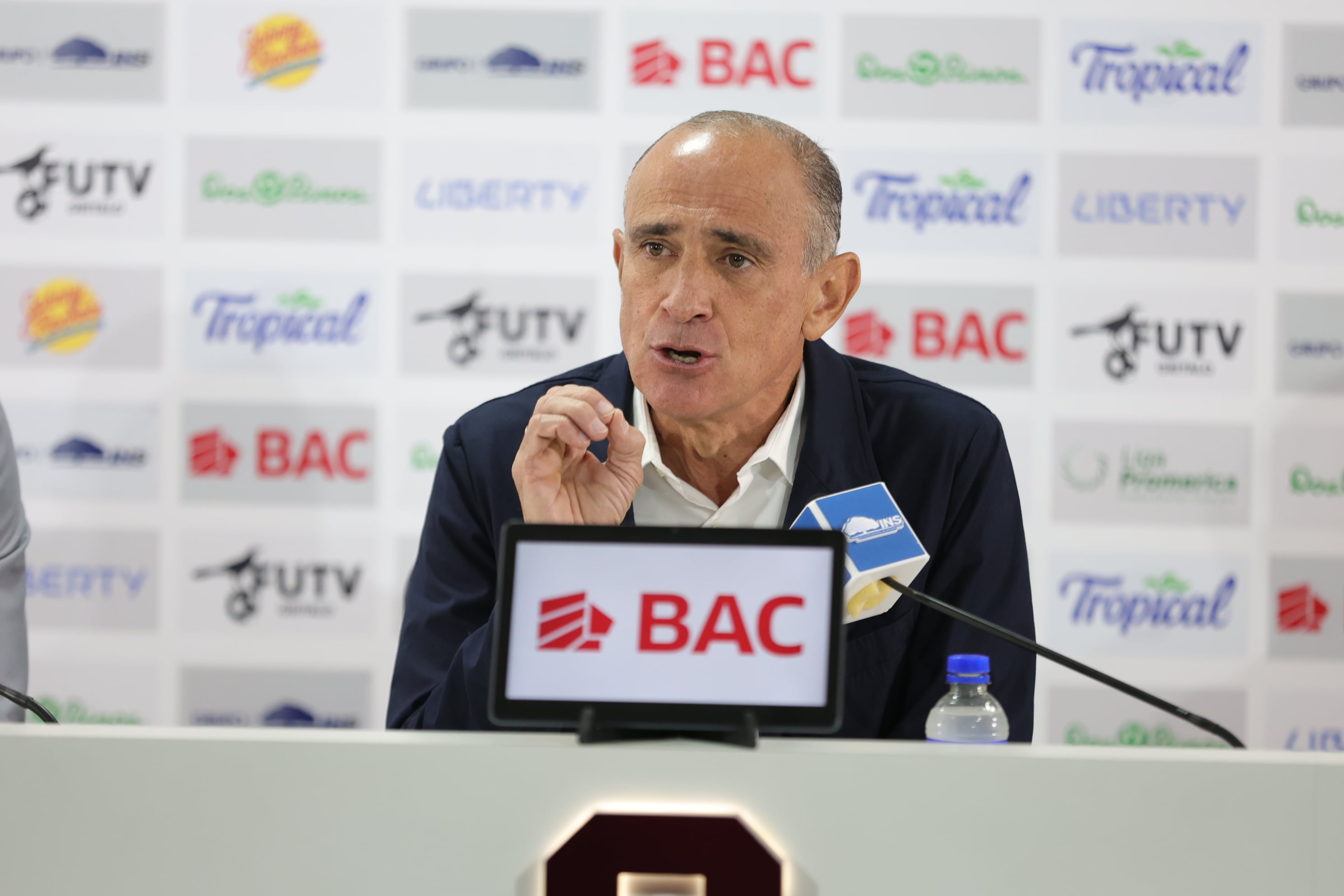 Conferencia de prensa y presentación de Erick Lonis y Mauricio Villalobos en Deportivo Saprissa / Foto John Durán