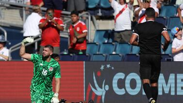 Uno de los árbitros del juego entre Perú y Canadá se desploma en pleno partido