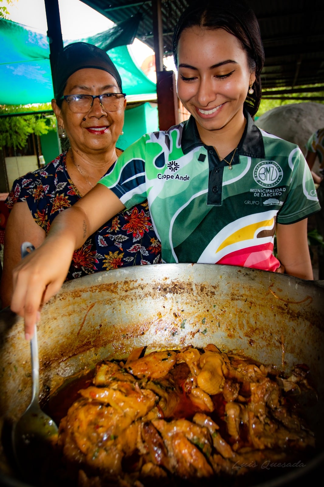 Sofía (19 años) e Indira (22 años) Leal Mora viven en barrio Panamá, en Santa Cruz de Guanacaste. Ambas están en la sección de vientos de la Banda de Zarcero, Sofía toca la flauta transversal e Indira el saxofón alto.