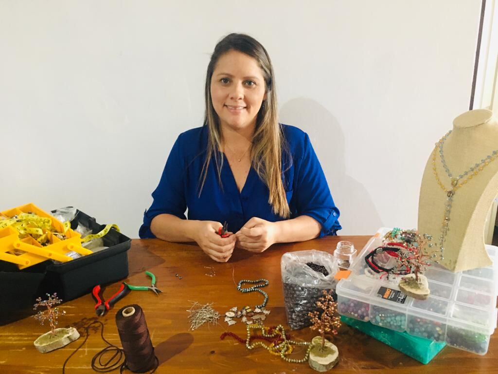 Andrea Mora Solano era asistente dental y le suspendieron el contrato laboral por eso se puso a hacer rosarios y le va pura vida