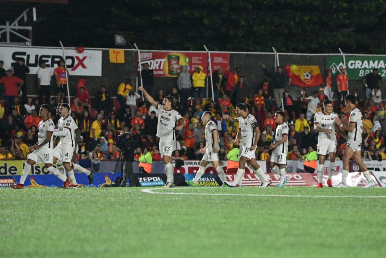 Liga Deportiva Alajuelense dejó fuera a Herediano y ahora es el retador de Saprissa en la lucha por el título.