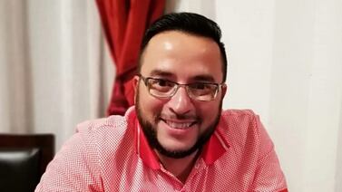 Hombre que hizo pruebas de bachillerato unas 20 veces, por fin sacó el título y se graduó