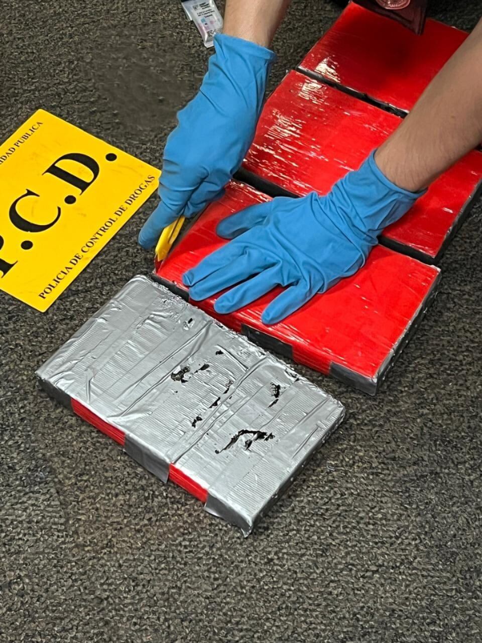 Los oficiales detuvieron a seis sospechosos y decomisaron lo que serían paquetes con cocaína. Foto MSP.