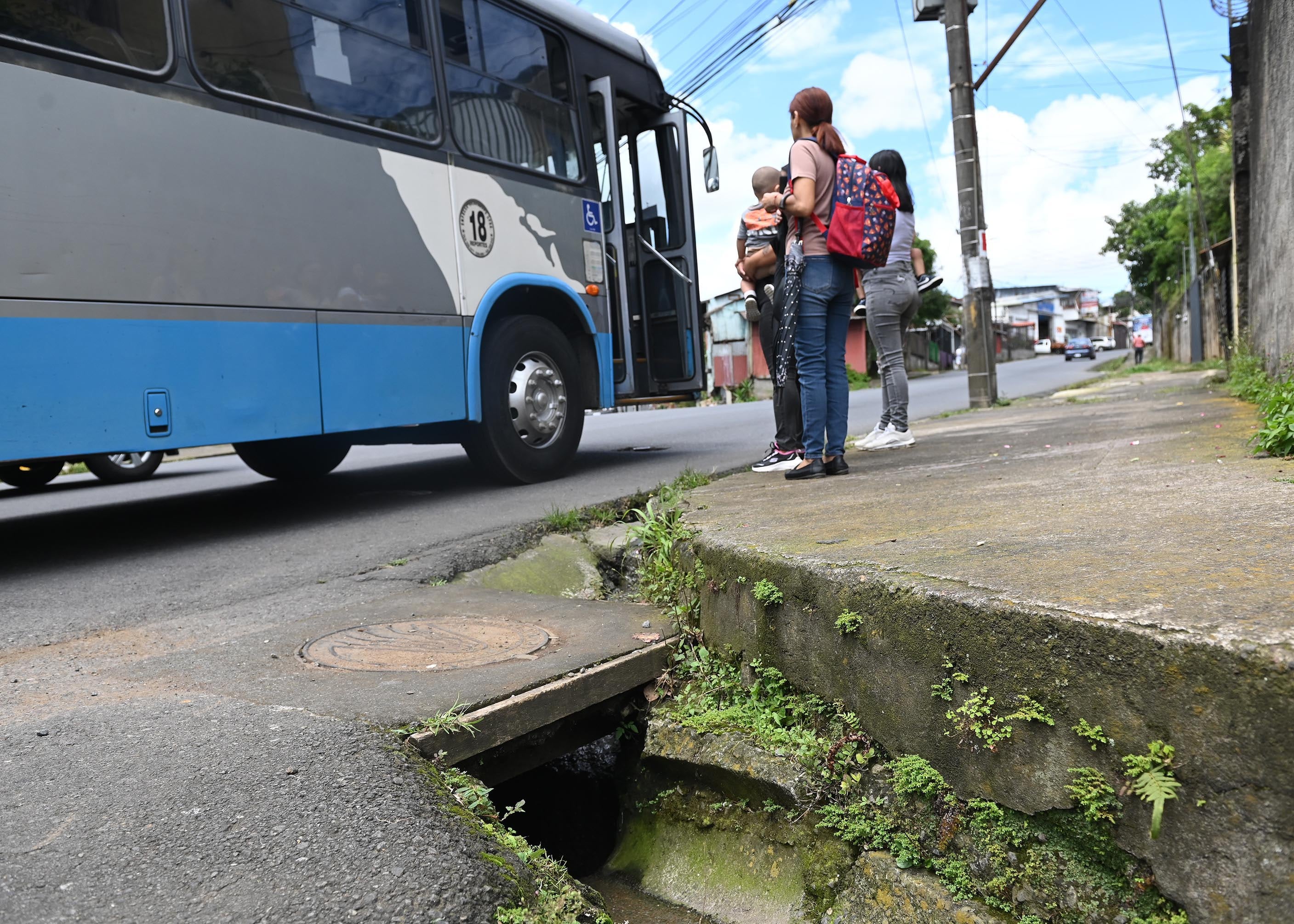 30 de setiembre del 2025. Purral de Guadalupe. 09:00 hrs. Seguimiento al caso del niño Leandro Mangas (5) quién fue arrastrado el pasado viernes 26 de setiembre por una corriente de agua que lo hizo caer en una alcantarilla cuando regresaba con su madre y hermanos del albergue infantil Los Pollitos ubicado a poco mas de 100 metros de su vivienda. En la foto: Funcionarias de la CCSS visitaron a la madre de Leandro. Foto: Albert Marín