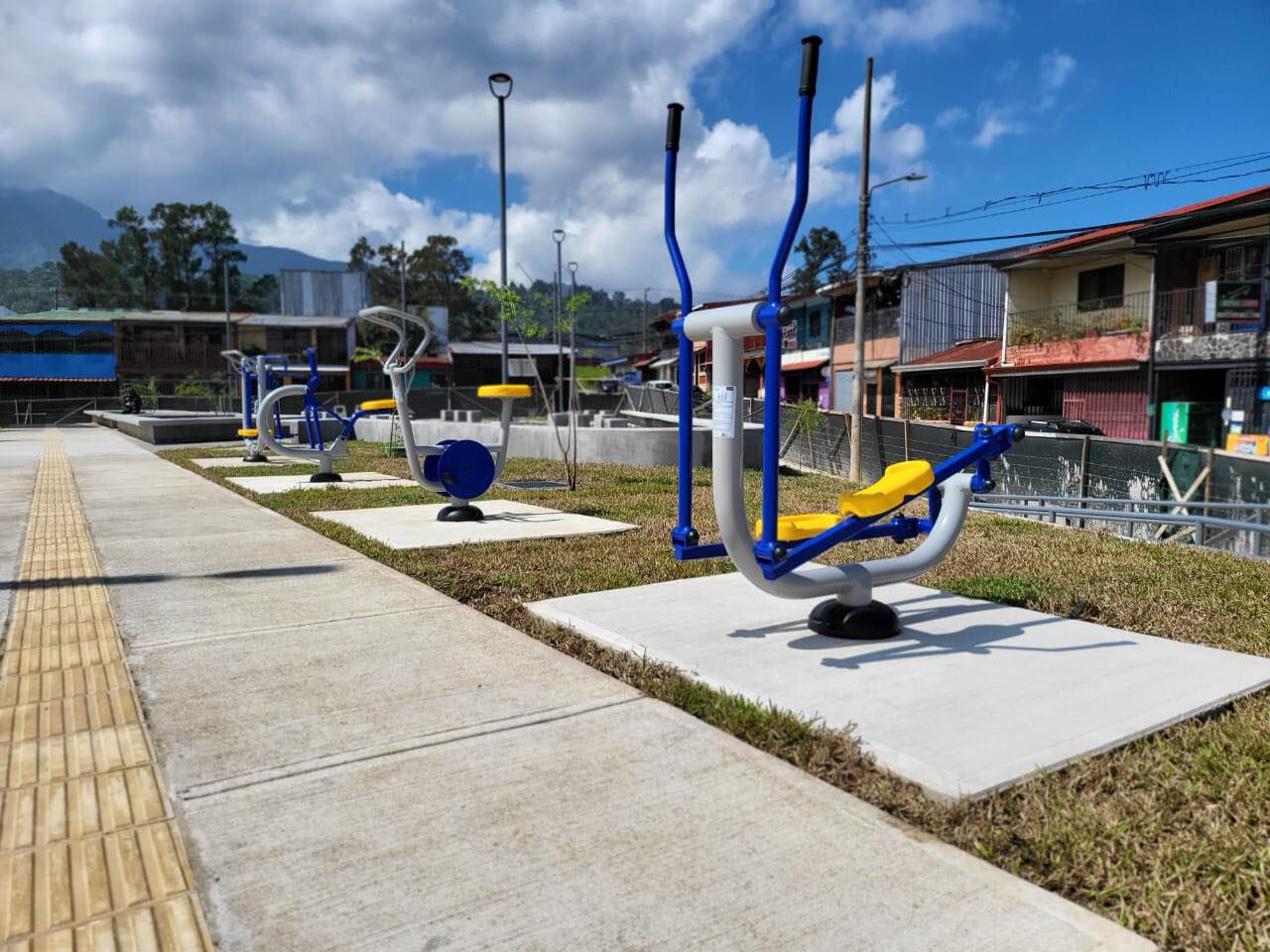 Eduardo Vargas, presidente de la Asociación de Desarrollo de la Urbanización Corina Rodríguez, ubicada en San Felipe de Alajuelita, se alegra del nuevo pulmón deportivo y artísttico que hoy disfruta la comunidad