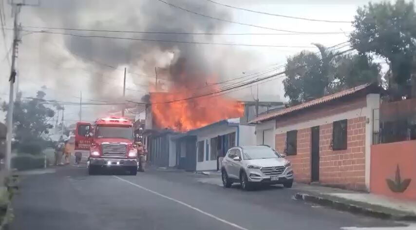 Las llamas causaron grandes daños en tres viviendas colindantes. Foto Bomberos.