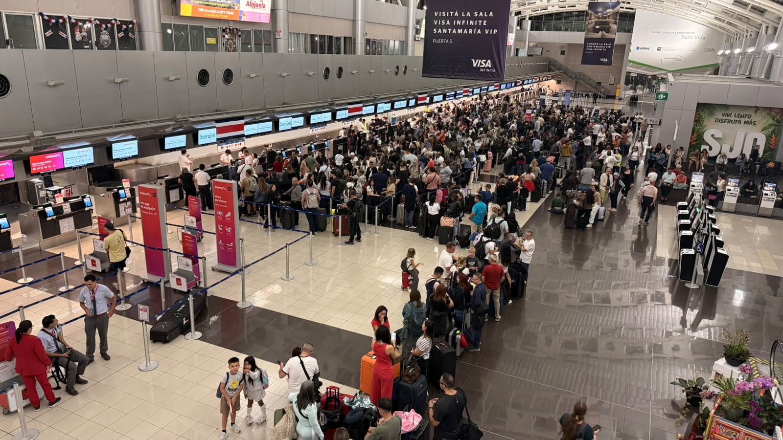 Desde las 7 p. m. cuadrillas del Instituto Costarricense de Electricidad trabajan en las cercanías del Juan Santamaría, para restablecer el servicio de Internet. Mientras tanto, así luce la terminal aérea.