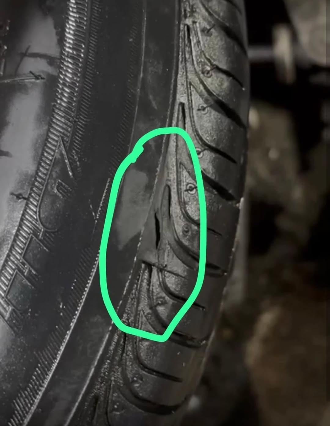 Llantas del vehículo fueron dañadas con objetos punzocortantes.