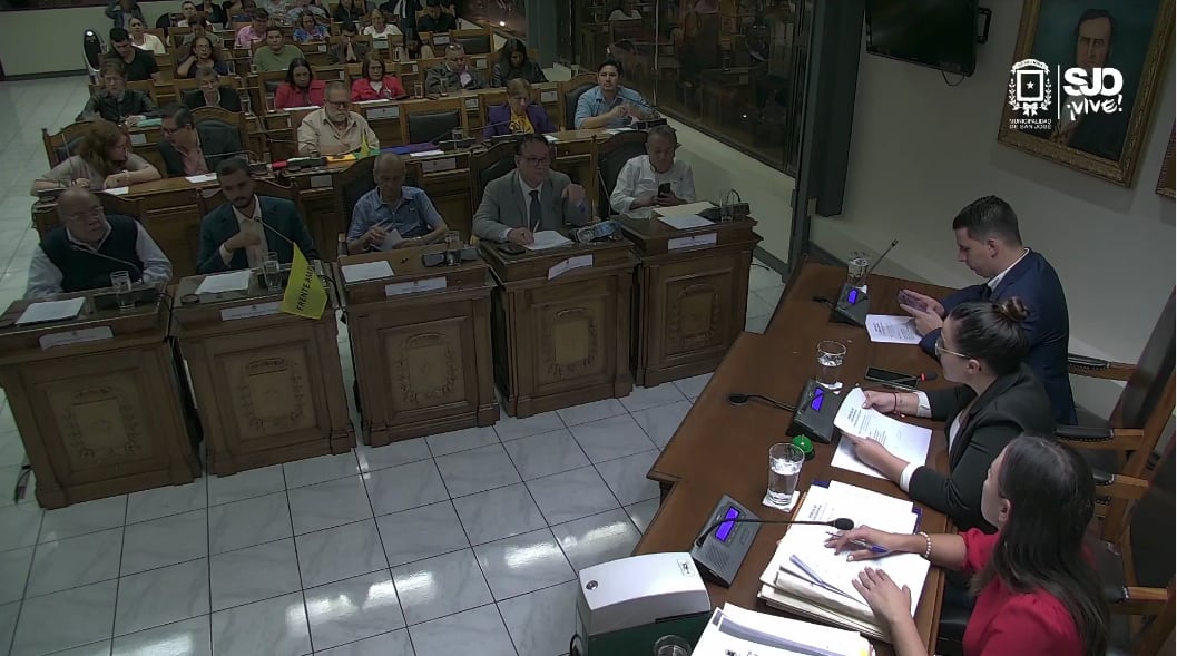 Durante la sesión ordinaria #8 se dio a conocer la moción del regidor Brandon Guadamuz para instar al alcalde de San José a izar la bandera de la diversidad en la fachada del edificio municipal. (Fotografía: tomada de la transmisión del Concejo Municipal de San José) (Concejo Municipal de San José)