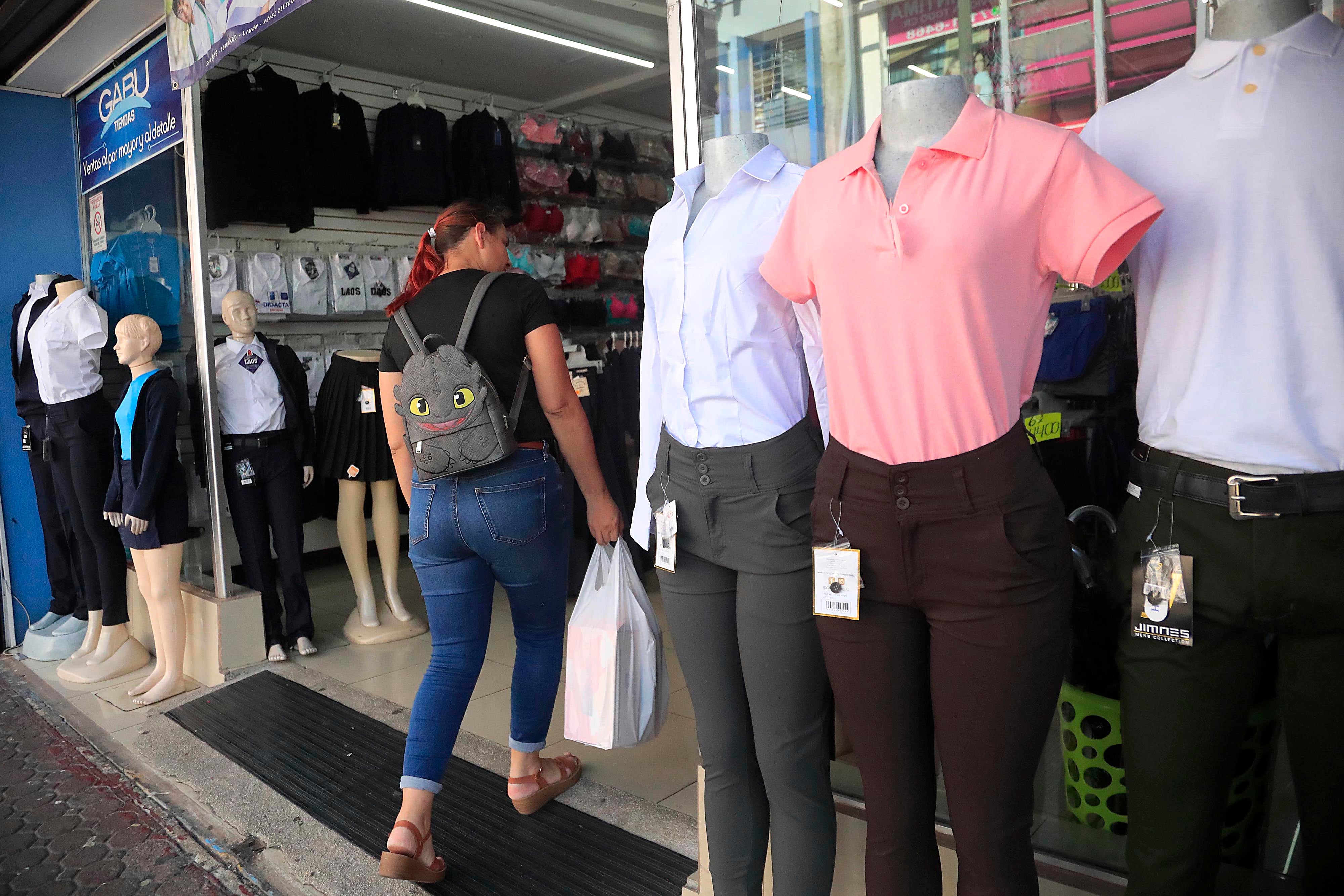 10/01/2024 San José. Recorrido por el bulevar de la Avenida Central decenas de personas visitaron las tiendas para adquirir los útiles, cuadernos y lápices básicamente, y los uniformes para sus hijos y nietos para la entrada a clases el mes entrante. En esta ocasión los estudiantes regresarán a las aulas 8 de febrero, día en que inicie oficialmente el curso lectivo 2024.