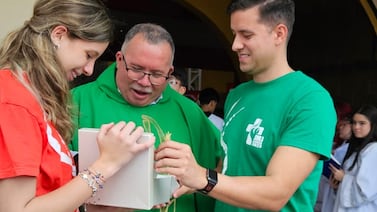 Dos ticos le entregaron al padre Sergio Valverde una prenda que utilizó el papa Francisco