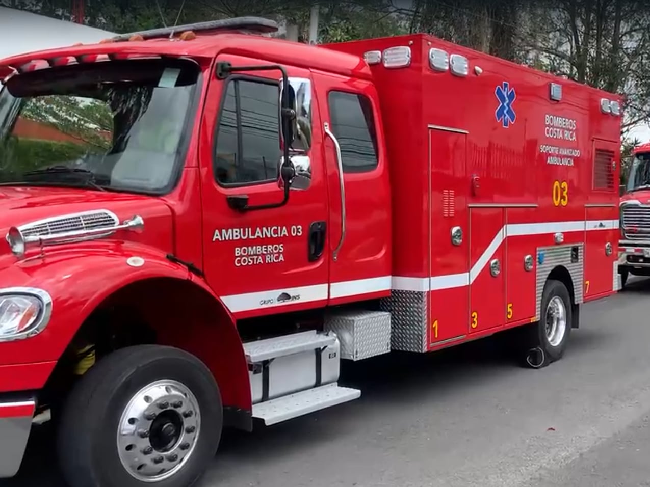 Unidades extintoras de Bomberos y la de Materiales Peligrosos se desplazaron al sitio para analizar el derrame de diésel. Foto: Bomberos.