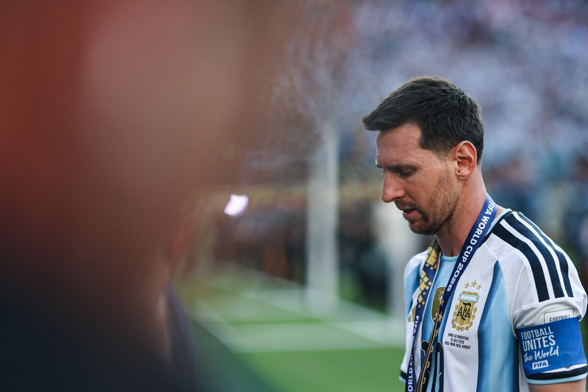 Messi deja el terreno de juego luego de recibir su medalla como subcampeón del mundo en el duelo entre Argentina y España por el Mundial 2026.