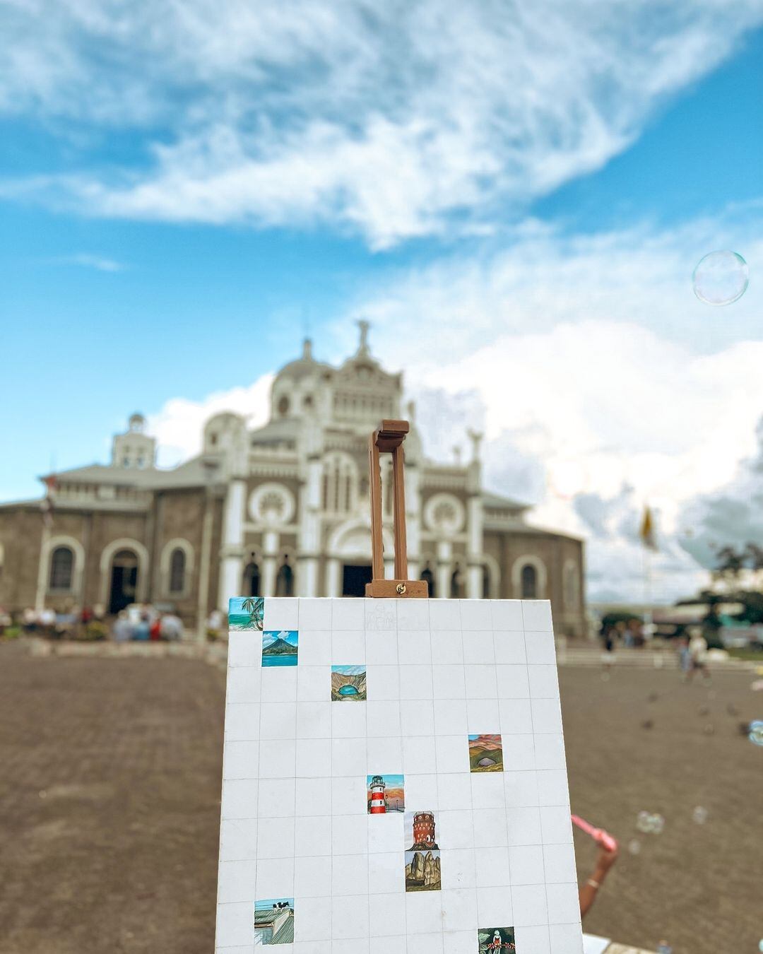 Yuride Gutiérrez es una joven artista que quiere retratar en un lienzo 100 rincones de Costa Rica.