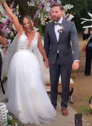 El periodista Jorge Vindas se casó con Fiorella Mora este domingo 21 de abril de 2024.