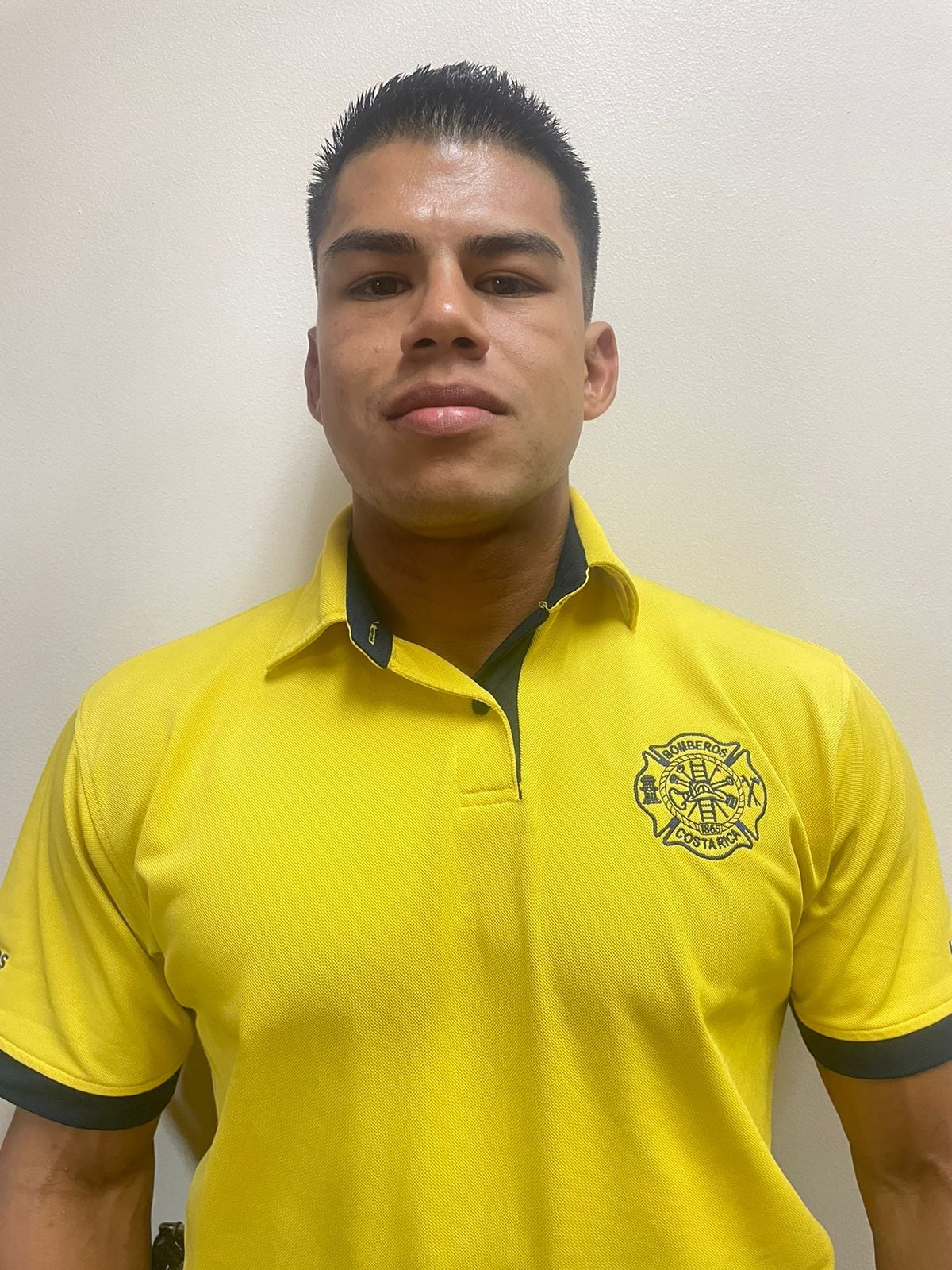 El Bombero Kendall Alvarado Rivera, de 23 años, es un fisicoculturista que quedó en el primer lugar en el Campeonato Nacional de Fisicoculturismo Junior y Novatos 2024. Foto: Bomberos Costa Rica