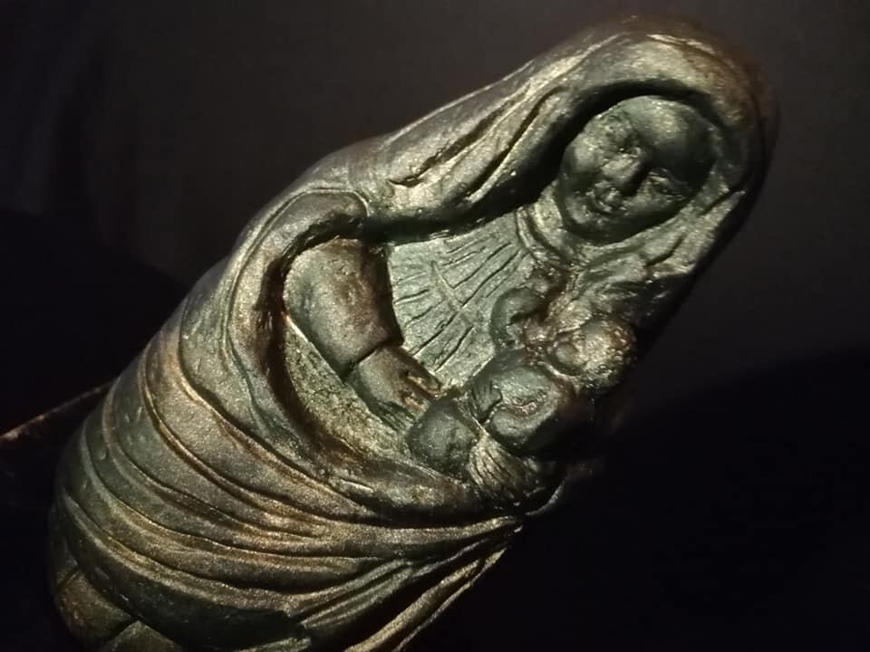 El escultor costarricense, Luis Alonso Ramírez Ramírez, tiene un proyecto que se llama “Desde el origen”, el cual le regala una réplica casi exacta de la virgen de Los Ángeles a las comunidades del país que estén dedicas a ella.