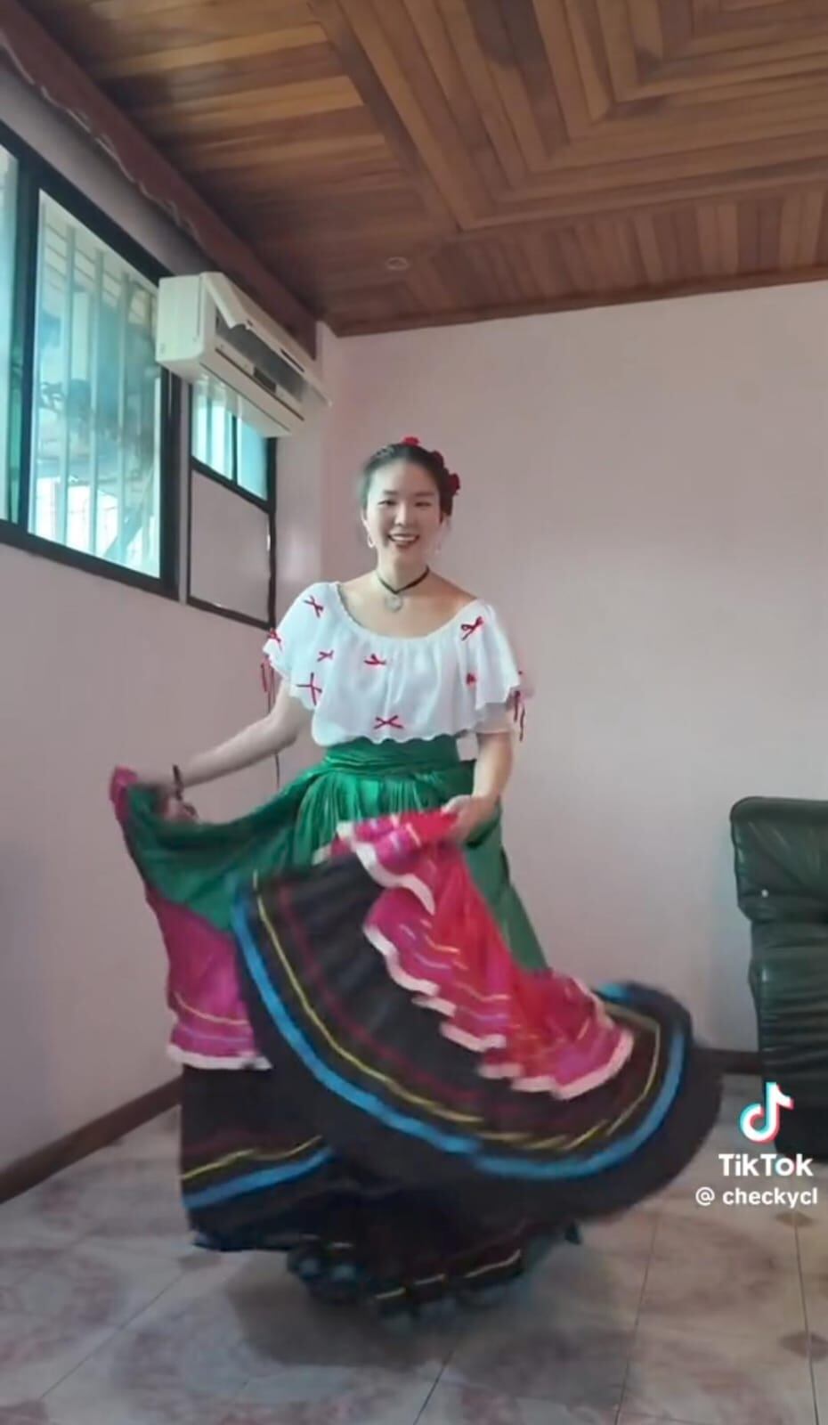 Checky Chen es una tiktoker y contó su experiencia poniéndose por primera vez un traje folclórico.