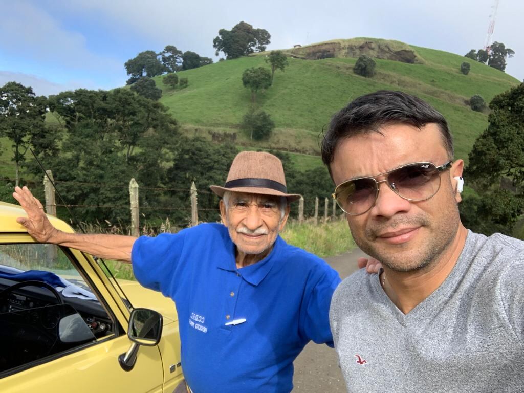 Manuel y su papá están felices de la vida con este canario. Cortesía.