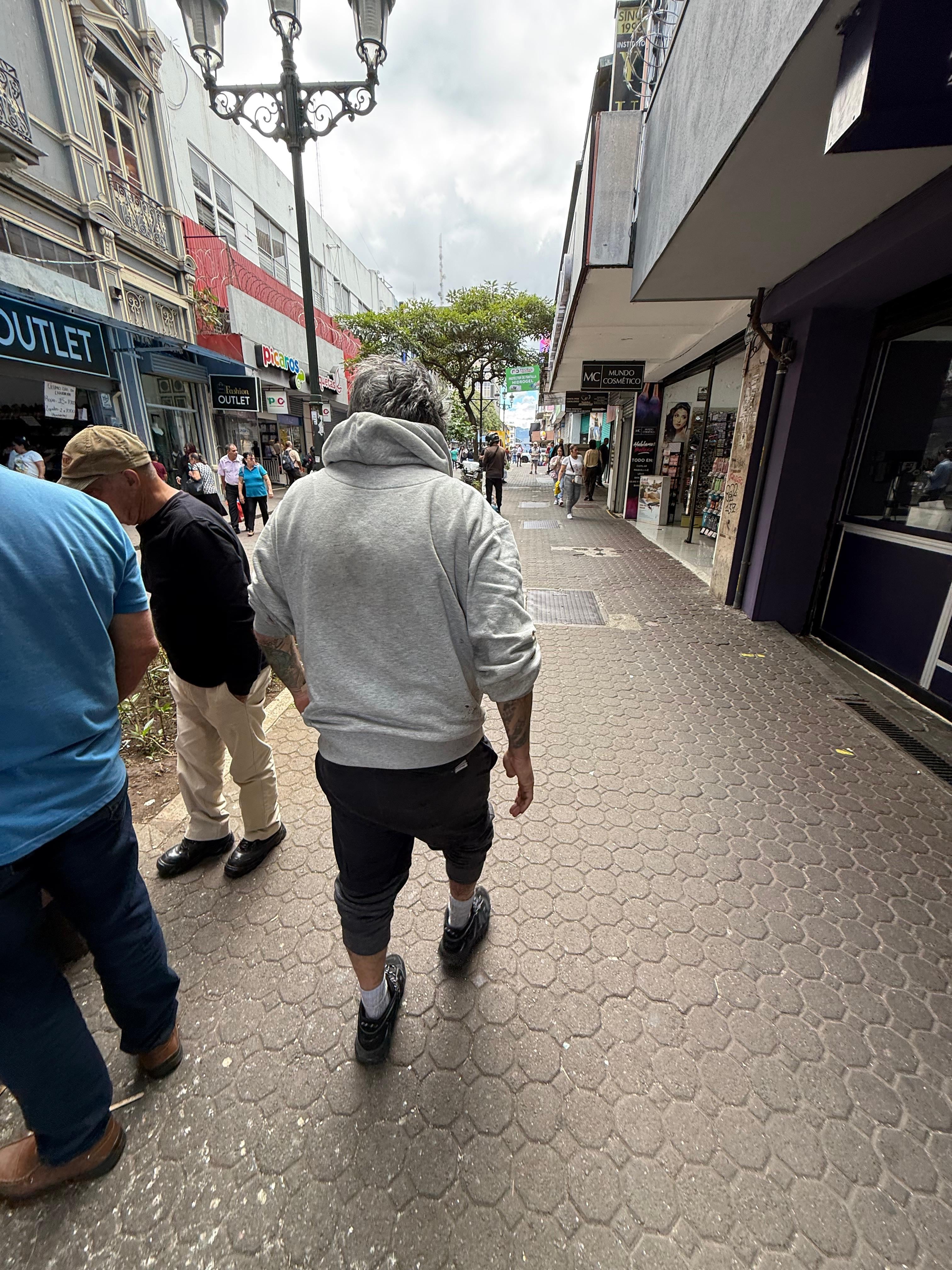 लुईस लोरेटो, लोरिटो म्हणून ओळखले जाते, माजी व्हीएम लॅटिनो प्रस्तुतकर्ता, सॅन जोसच्या मध्यभागी झोपलेले असताना ला तेजाशी बोलले.