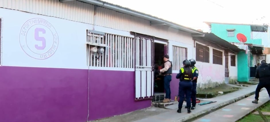 La fachada de una de las casas intervenidas llamó la atención. Foto Telenoticias.
