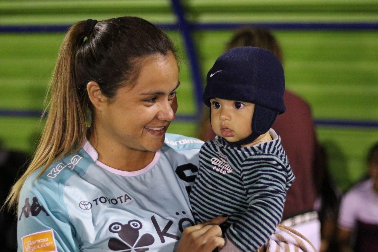 Emiliano siempre apoya a su mamá dentro y fuera de la cancha. Foto: Cortesía.