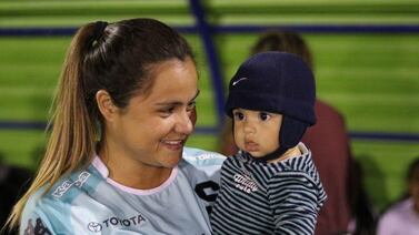 Portera de Saprissa cuenta cómo hace para atajar goles y todas las etapas de su hijo