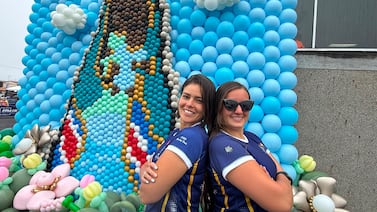 Refugiada venezolana cumple su sueño: una Virgen de 4,5 metros hecha con globos en la basílica