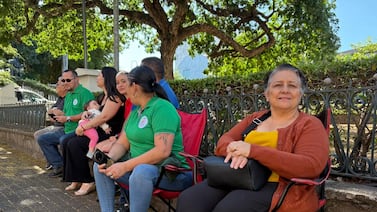 Abuelita llena orgullo madrugó para ver como su nieto entraba a su primer día en sexto grado