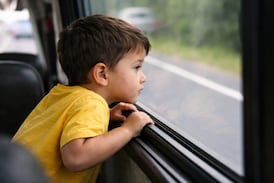 Niño de 4 años muere tras asomar la cabeza por la ventana de un bus