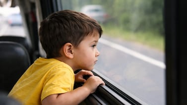 Niño de 4 años muere tras asomar la cabeza por la ventana de un bus