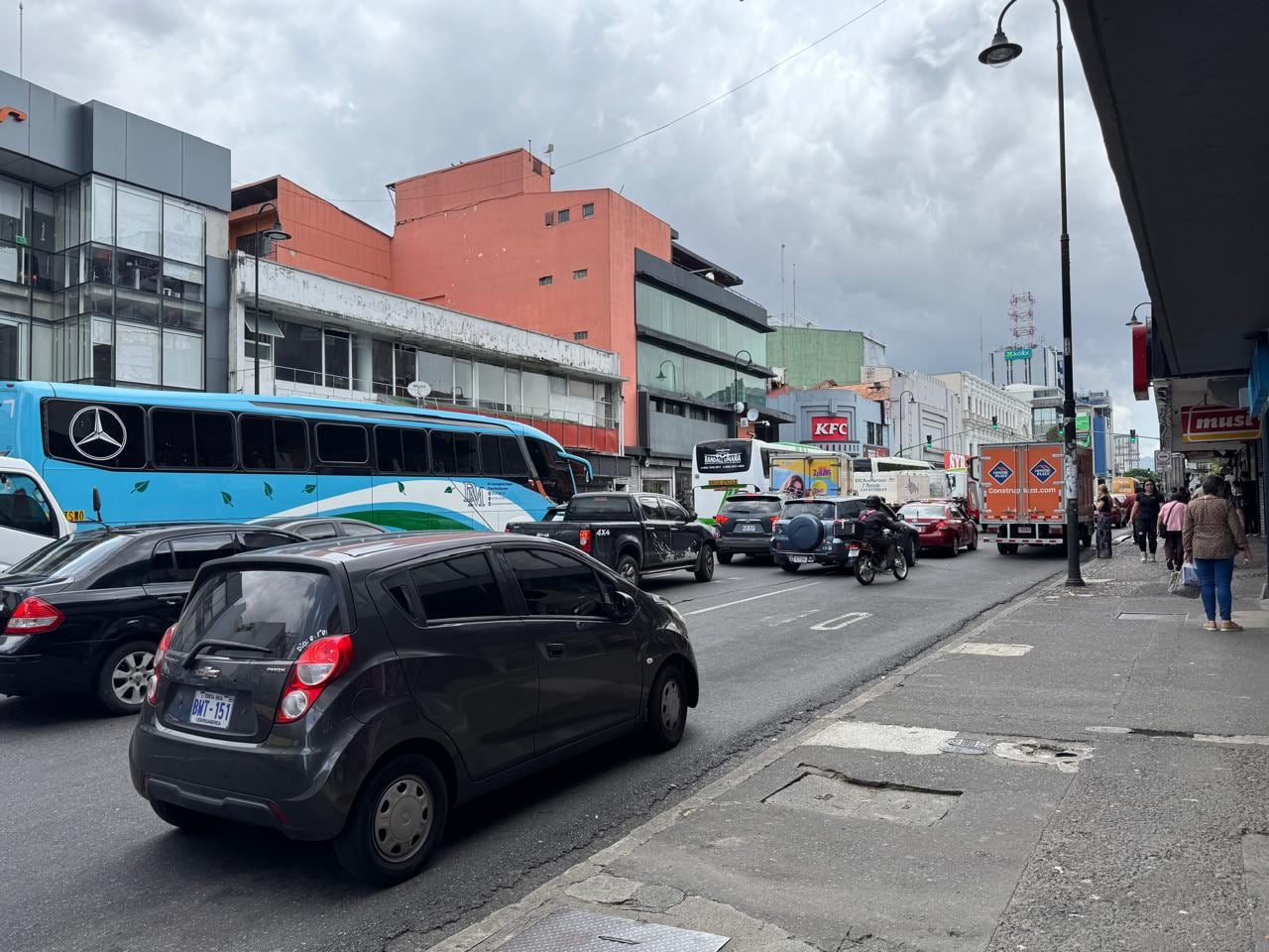 La Municipalidad de San José busca realizar cambios en Avenida Segunda, entre ellos, reducir la cantidad de carriles y poner más iluminación para los peatones.