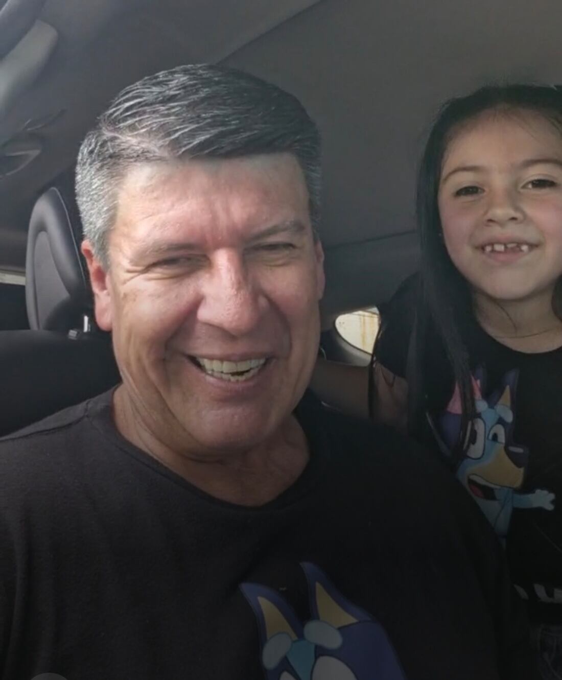 Carlos Álvarez, locutor y presentador, junto a su hija menor Karolina.