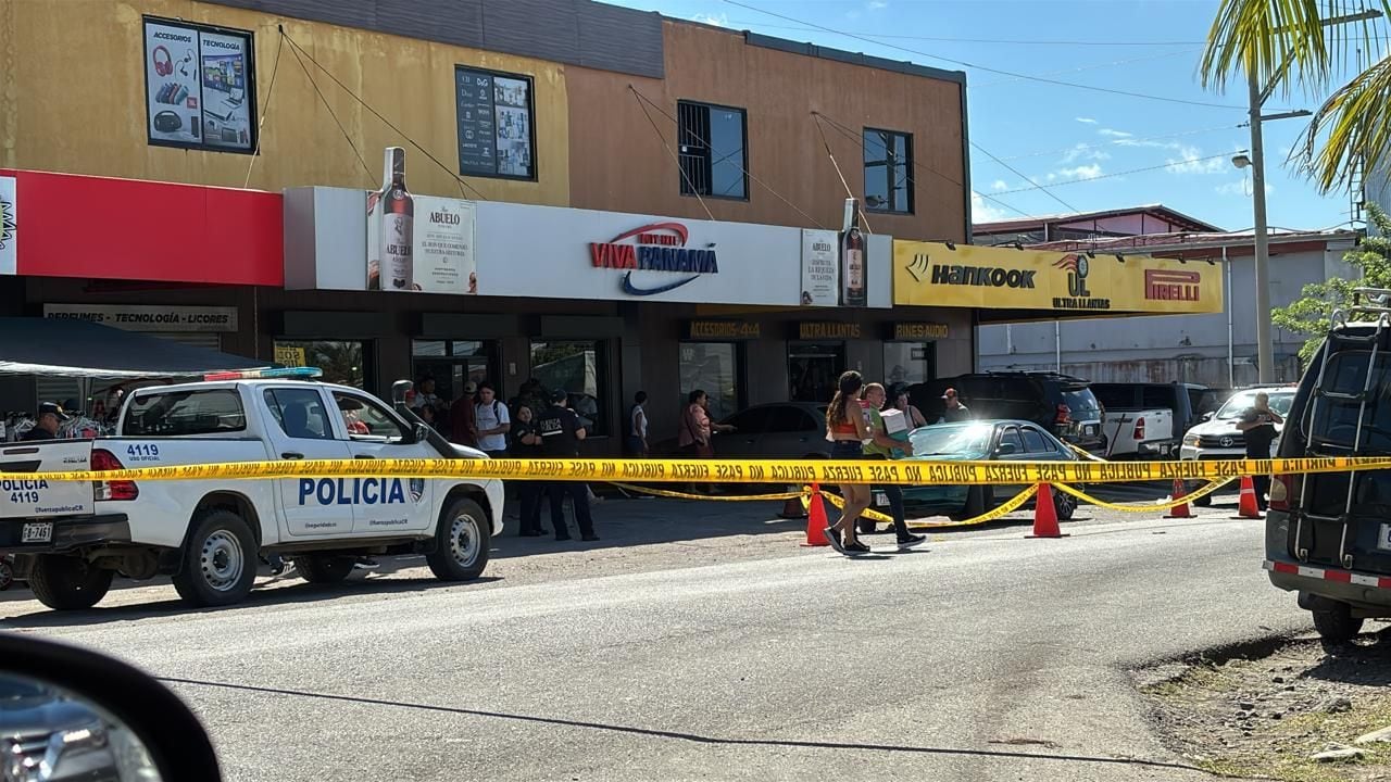 Un ataque a balazos en Paso Canoas, dejó a mujer de apellido González, de 24 años, herida en una pierna, y un hombre de apellido Beita, de 38 años, con impactos de bala en el rostro. Foto: Colosal radio y televisión