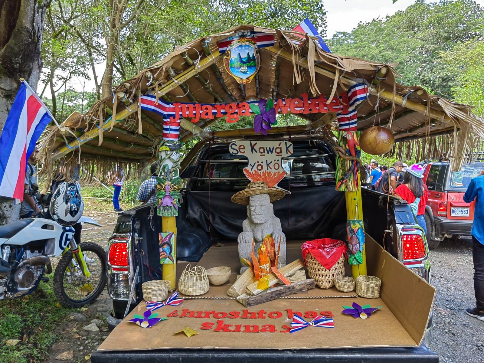 Fotos del desfile territorio indígena de Ujarras. En Ujarras viven una diversidad cultural muy grande como bribri, Cabecar, brunka, Gnobes, meztizos, sukuas. Se resalta la exuberante belleza artística y cultural.
