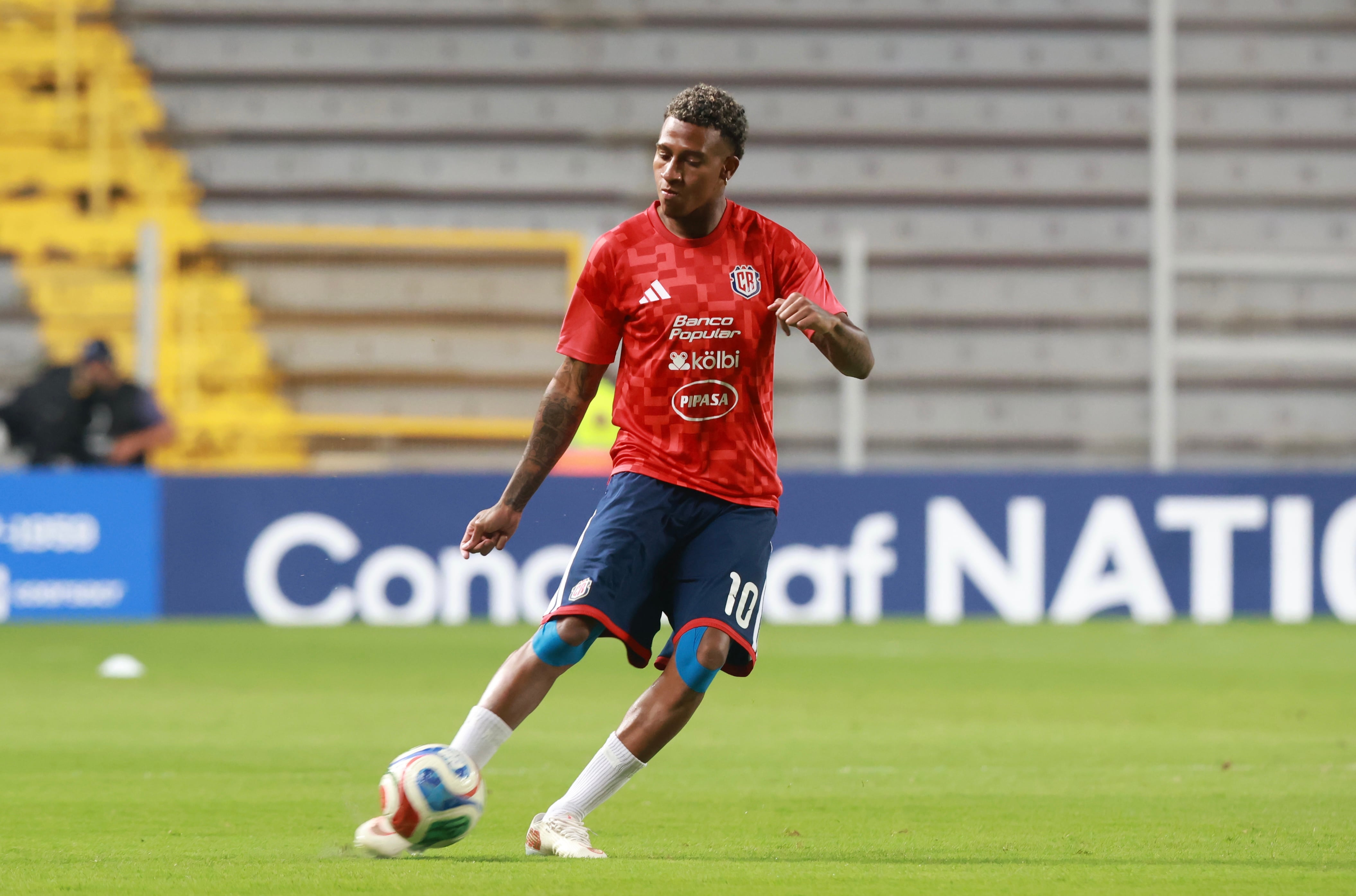 Josimar Alcócer calienta antes del partido entre las selecciones de Costa Rica y Curazao por la Nations League de Concacaf, en el estadio Ricardo Saprissa.