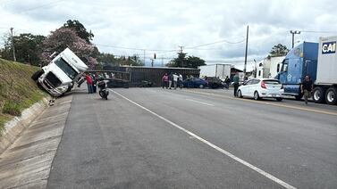 Grave accidente en ruta 32: tráiler volcó, hay varios heridos, uno debajo del contenedor