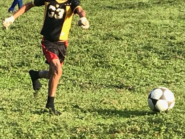 Un niño indígena de Sitio Gilda en la mejenga del domingo anterior. Fotografía: Juan Diego Villarreal