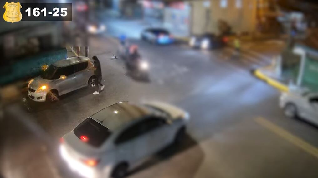 El conductor de un carro es buscado por irrespetar una señal de alto, atropellar a un hombre y dejarlo tirado en el suelo. Foto: OIJ