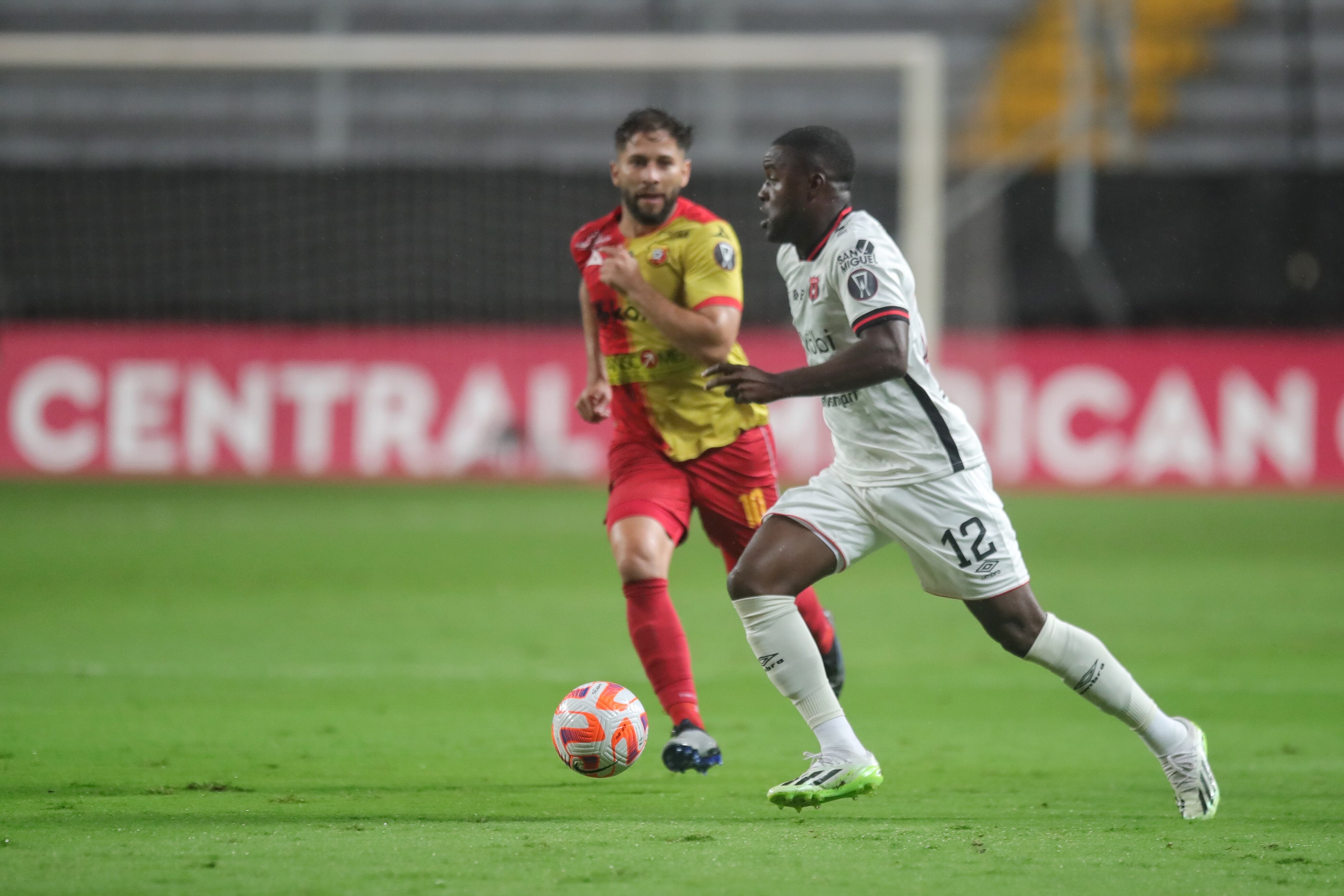 25/10/2023/ Juego entre el Club Sport Herediano vs Liga Deportiva Alajuelense por la copa centroamericana de CONCACAF en el estadio Ricardo Saprissa / Foto John Durán