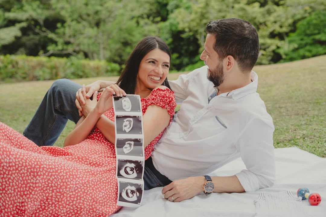 Carolina Monge y su esposo Víctor Barrantes están a la espera de su primer hijo. Ella es periodista de Buen día de Teletica.