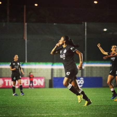 Cristín Granados, jugadora del Sporting tiene una empresa de mensajería con su familia. Cortesía.