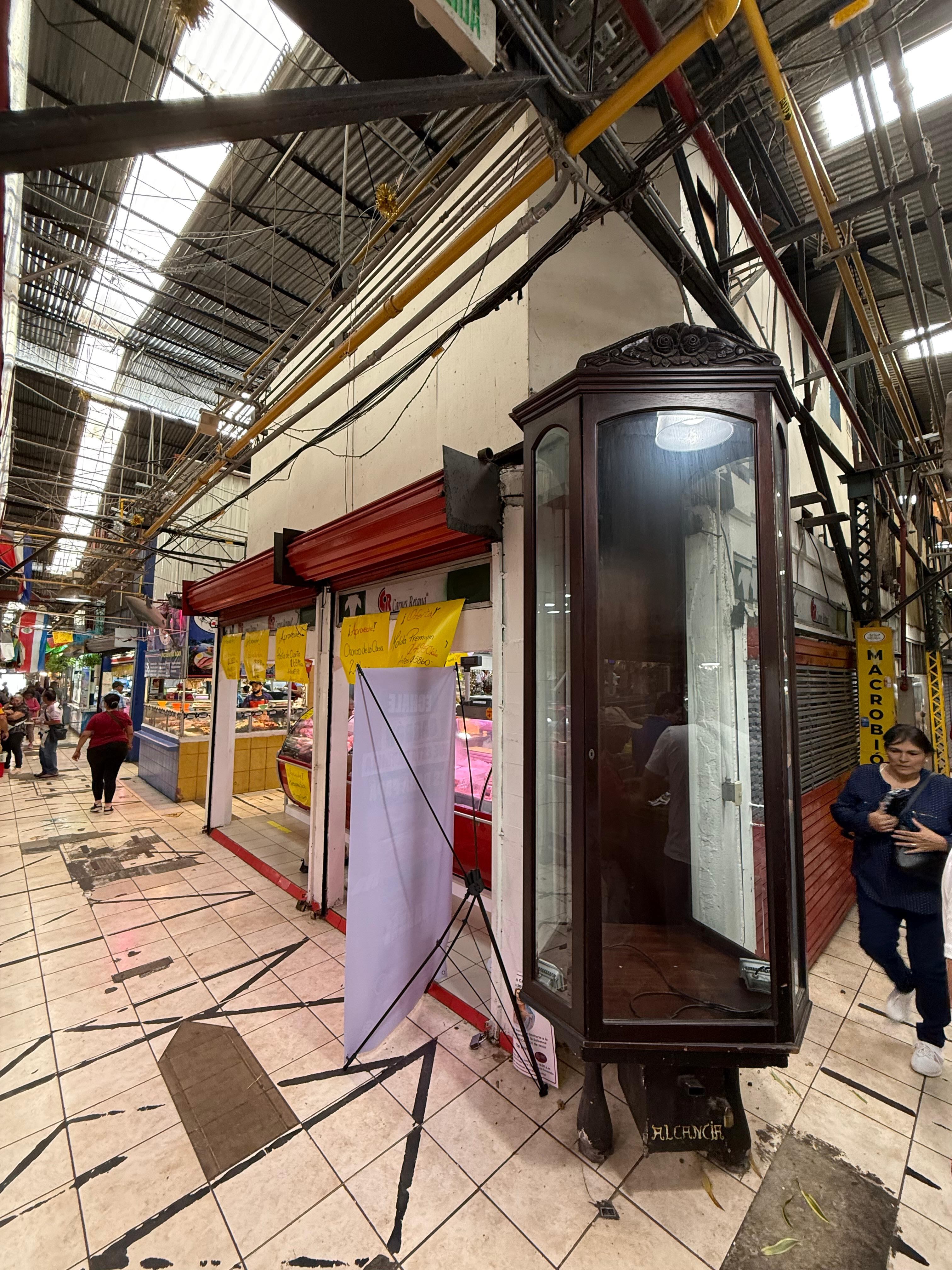 Don José Antonio Gutiérrez Leiva es un tramero de cuarta generación del Mercado Central de San José y fue él quien nos dijo: “Venga, acérquese, quédesele viendo a la imagen del Sagrado Corazón de Jesús, no deje de verla porque ahorita ella lo vuelve a ver a usted”