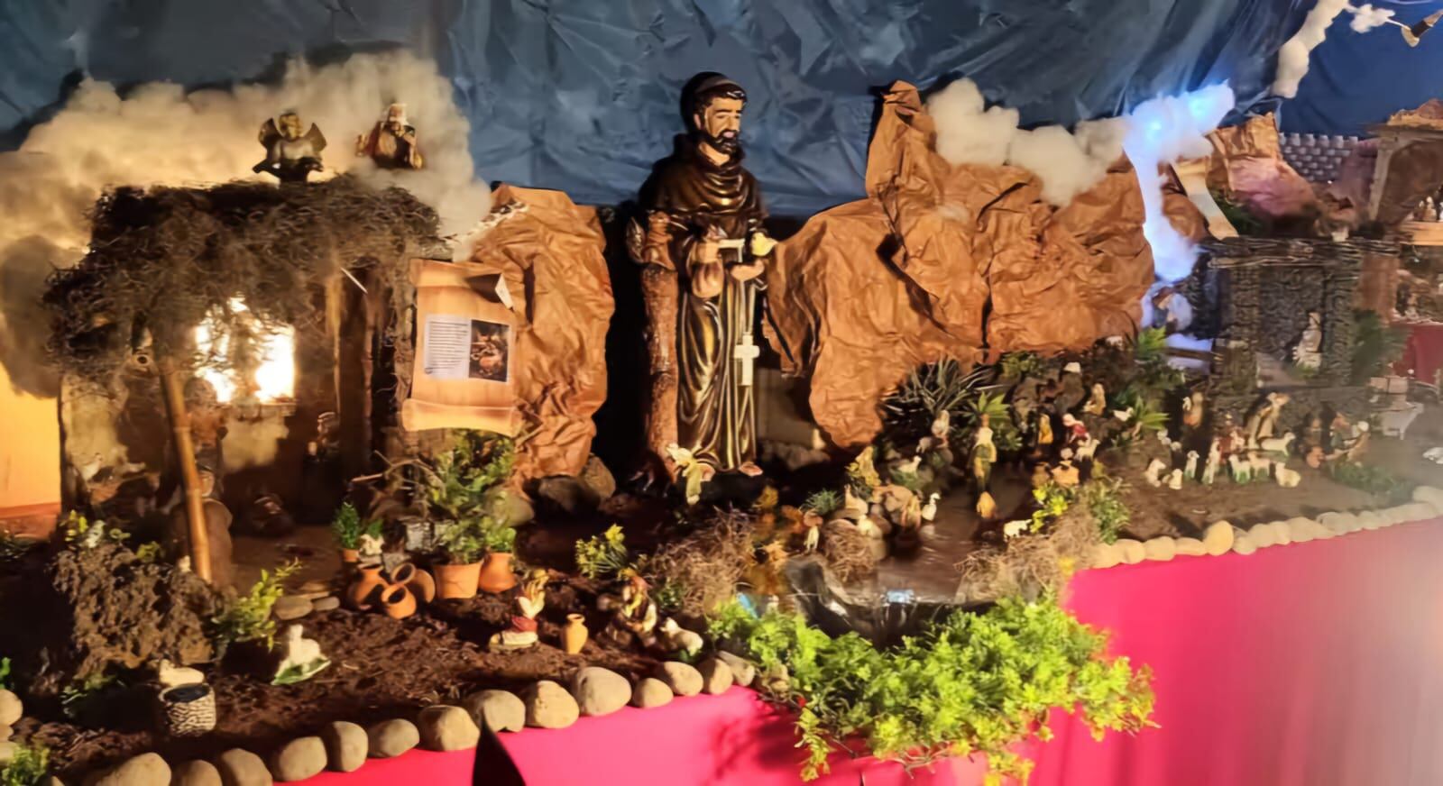 Familia herediana hizo un hermoso portal con 315 figuras