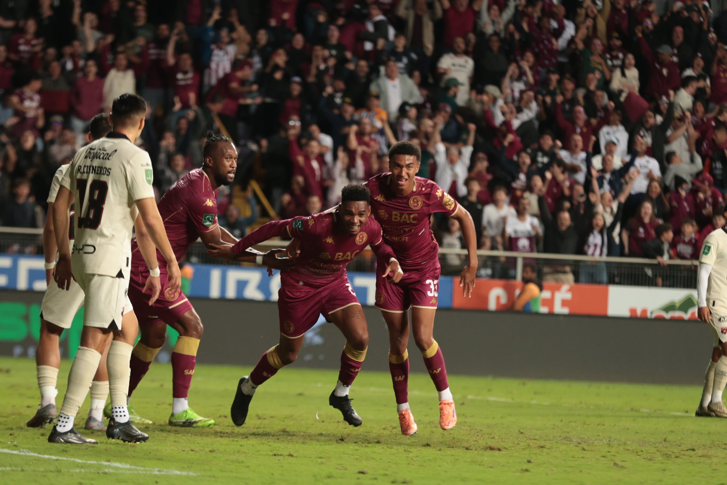 17/12/2025 / partido de ida entre Deportivo Saprissa vs Liga Deportiva Alajuelense por el partido de ida de la final del Torneo apertura de la Liga Promerica 2025 en el estadio Ricardo Saprissa / foto John Durán