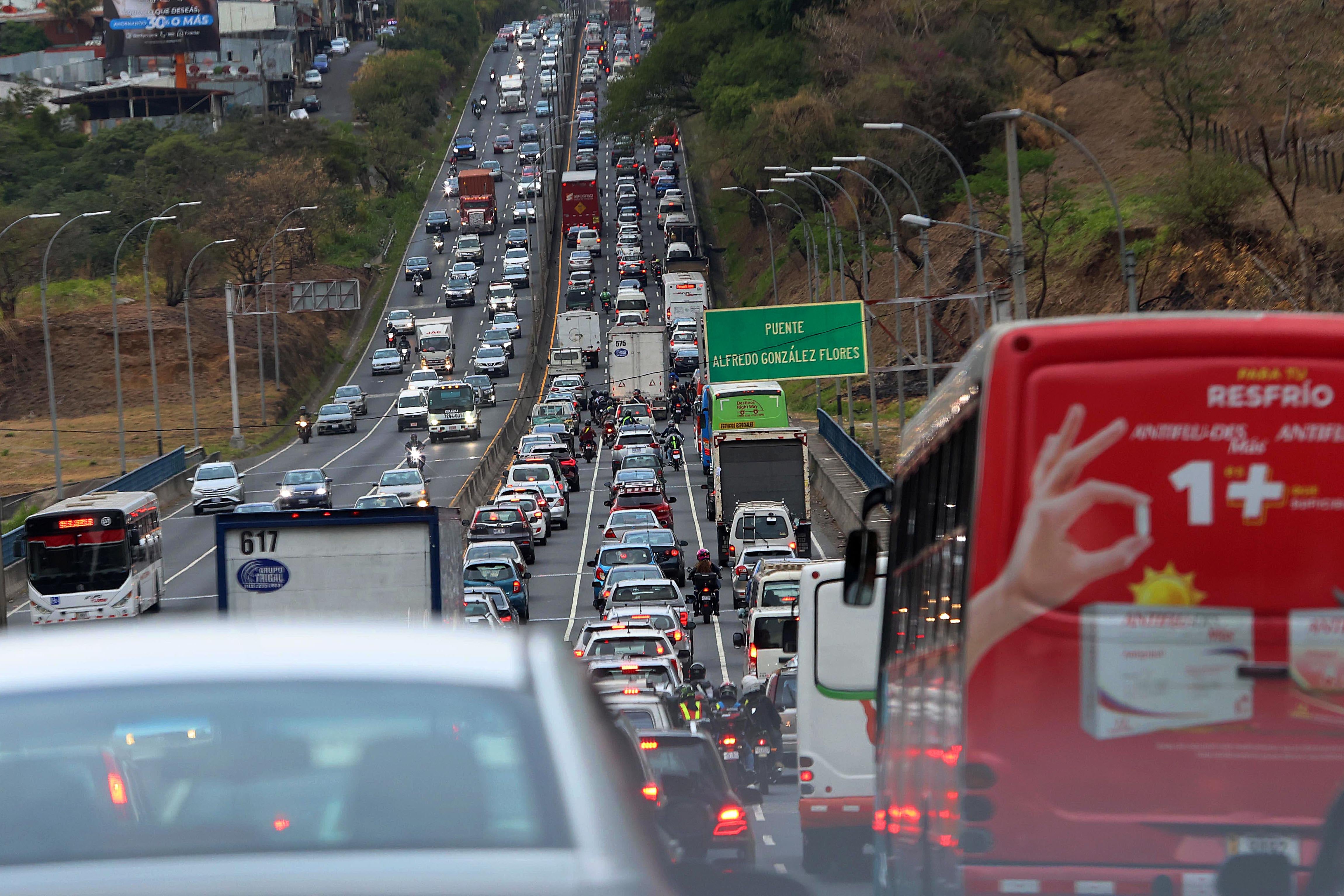 25/04/2024    Autopista General Cañas. Los usuarios de autobuses deben pasar horas en las unidades que se pegan en las presas y que, además, terminan siendo parte de ellas. Sobre todo en horas pico el tránsito se vuelve tremendamente denso y sufren las consecuencias conductores y pasajeros por igual. Foto: Rafael Pacheco Granados