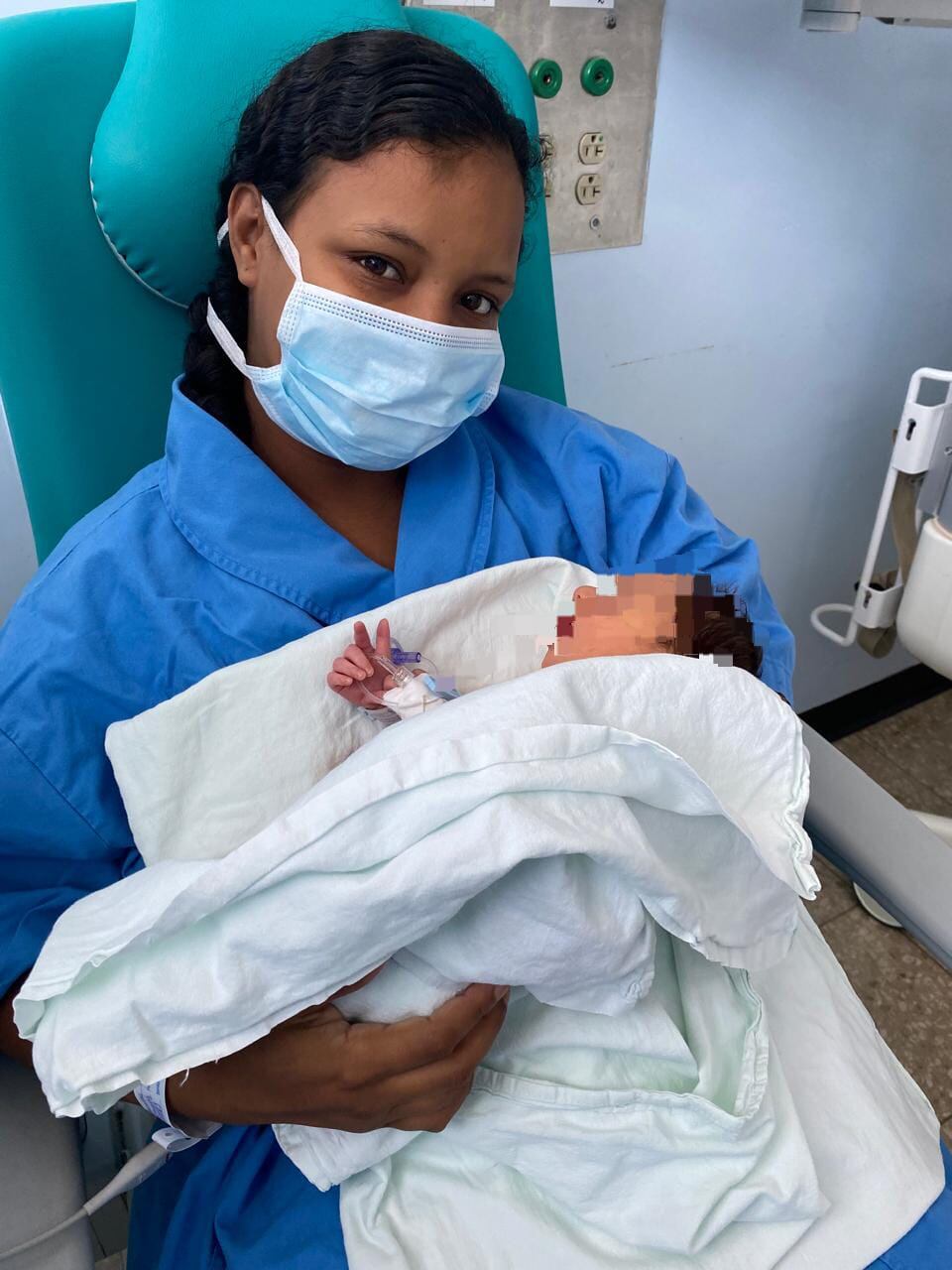 Dazneth Gutiérrez sufrió un paro cardiorrespiratorio durante la cesárea, estuvo siete días en coma y conoció a sus gemelitas hasta 11 días después de nacidas.